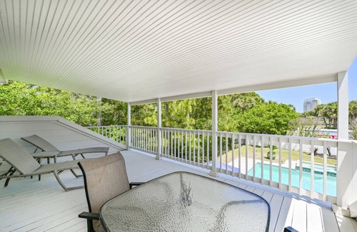 Gulf Pines House | Sand Dollar Hideaway 4 Bedroom & 4 Bath Cottage with Guest House