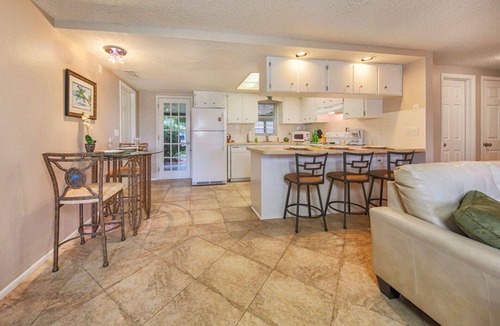 South Venice House | Sandcastle Cottage - Screened Patio - Fenced Yard - Pets OK