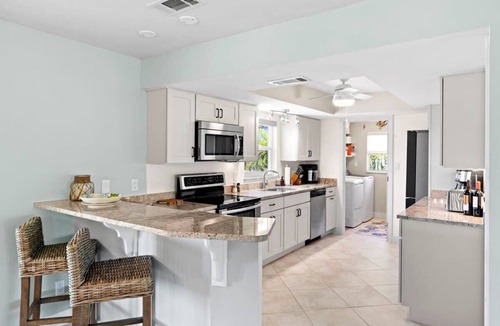 East Rocks House | Sandy Cheeks- Gorgeous Newly Renovated Pool Home with Bikes