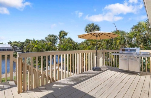 East Rocks House | Sandy Cheeks- Gorgeous Newly Renovated Pool Home with Bikes
