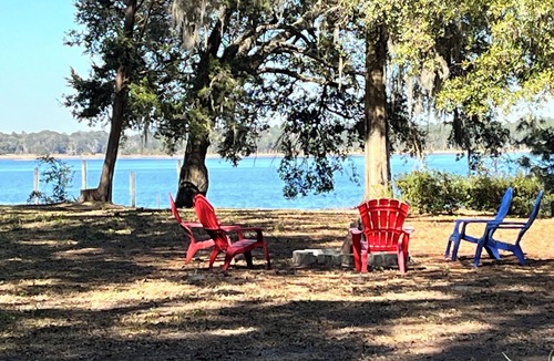 Melrose House | Sandy Toes Bungalow-Charming Lake Bungalow for a Family Summer Getaways