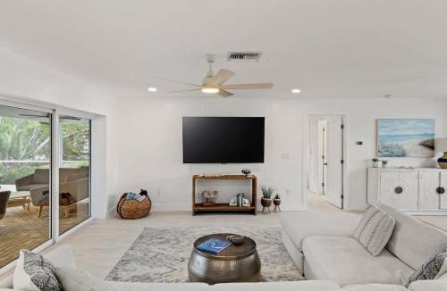 Bright Water House | Sanibel Serenity- NEW Gorgeous Near Beach Villa with Pool
