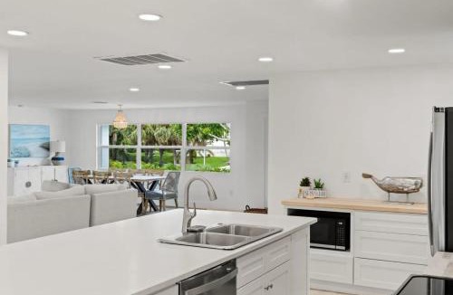 Bright Water House | Sanibel Serenity- NEW Gorgeous Near Beach Villa with Pool