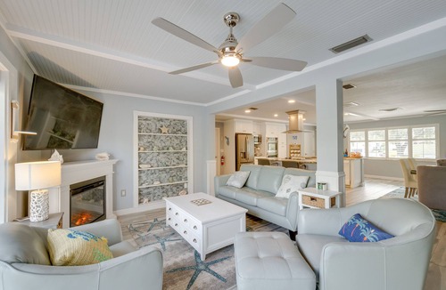Gulf Gate Estates House | Sarasota Home w/Pool: 4 Mi to Siesta Key Beach!
