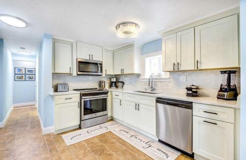 Bayou Oaks House | Sarasota Home with Screened Porch, Walk To Zoo!