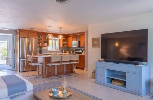 Gulf Gate Estates House | Sarasota Pool Home| Hot-tub| 2-miles to Siesta