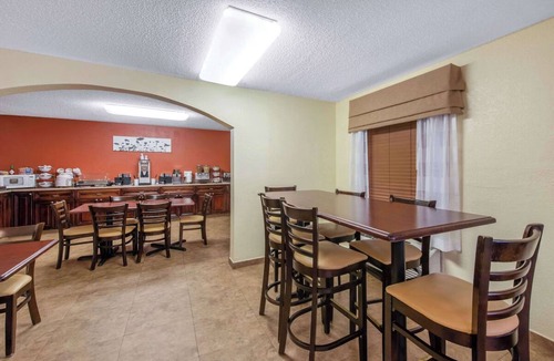 Bayou Oaks Hotel | Sarasota Room w/2 Double Beds Near The Ringling Museum – Just 0.6 Miles Away!