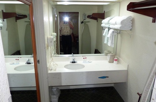 Trailer Estates Hotel | SARASOTA Waterfront hotel Room KING BED # 215 ON SARA BAY 7150 N Tamiami Trail