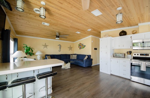 Cudjoe Key House | SAVE BIG $ JULY/AUG. WATERFRONT 4 BIKES & 2-2 PERSON KAYAKS. KING & QUEEN BEDS