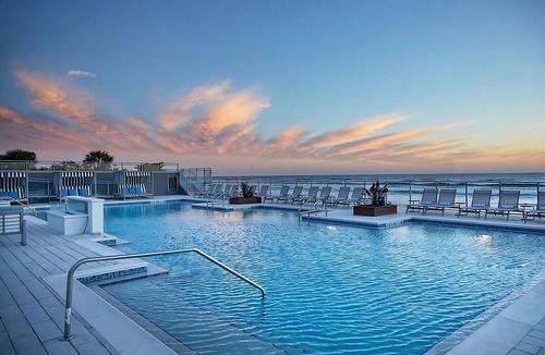 East Daytona Hotel | Savor An Exhilarating Experience! 2 Family-friendly Units, City View, Pool