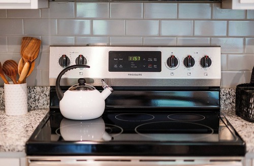 Pooler House | SavvyRetreat KingBed-Pool-Gym-15 Mins to Downtown SAV