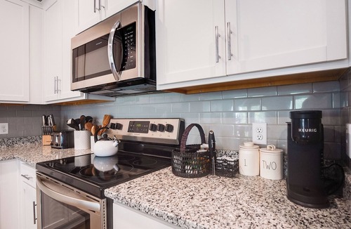 Pooler House | SavvyRetreat KingBed-Pool-Gym-15 Mins to Downtown SAV