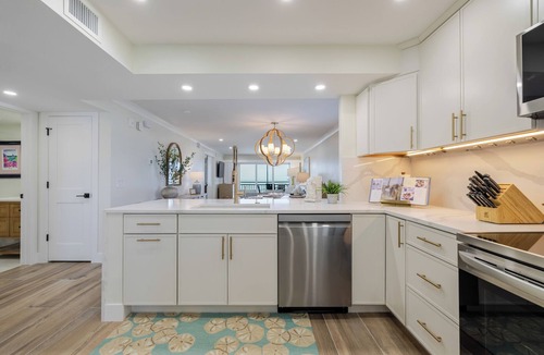 Sanibel Condo | 🌺Sayana 203: Gulf-Front Luxury on Sanibel Island-Sweeping Gulf Views🐬