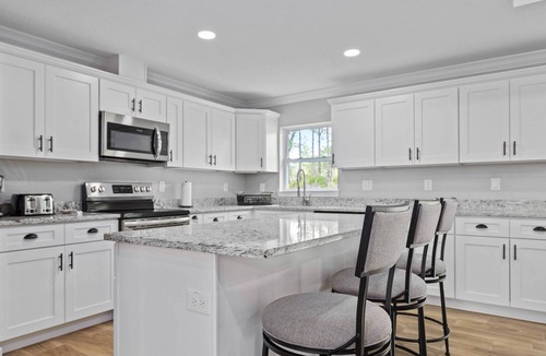 Avis Oaks House | Scallop Season Brand-New Coastal Retreat – Near Weeki Wachee, Pine Island Beach & Top Attractions!