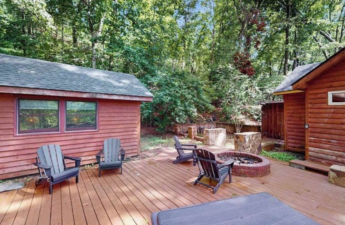 Horse Shoe House | Scenic cabins with fireplaces, children's items, W/D - dog-friendly