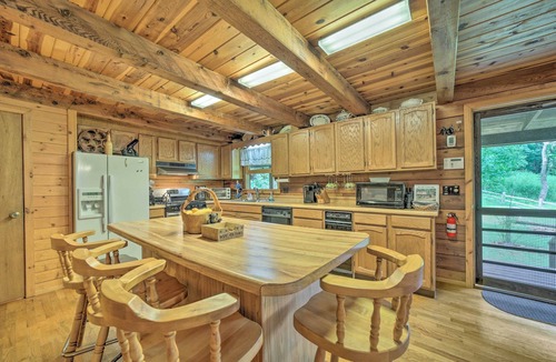 Highlands Cabin | Scenic Creekside Cabin w/Wraparound Porch!