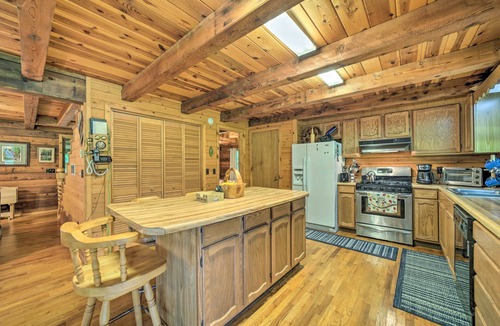 Highlands Cabin | Scenic Creekside Cabin w/Wraparound Porch!