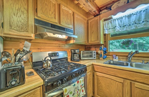 Highlands Cabin | Scenic Creekside Cabin w/Wraparound Porch!