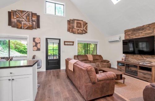 Maggie Valley House | Scenic Maggie Valley Retreat l Hiking l Skiing