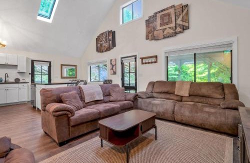 Maggie Valley House | Scenic Maggie Valley Retreat l Hiking l Skiing