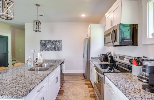 Lookout Valley Neighborhood Association Cottage | Scenic Mtn Retreat w/Wooded Backyard + Fire Pit!