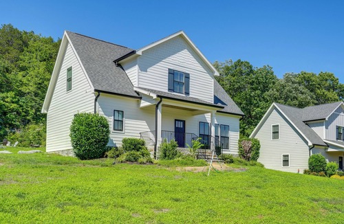 Lookout Valley Neighborhood Association Cottage | Scenic Mtn Retreat w/Wooded Backyard + Fire Pit!