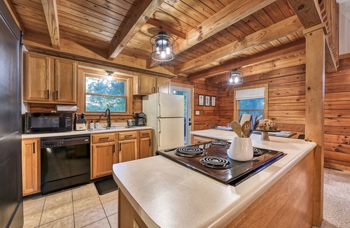 Townsend Cabin | Scenic Retreat | 4BR Cabin w/Hot Tub, View, Pool Access