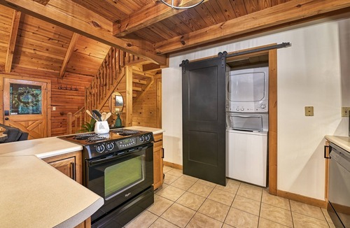 Townsend Cabin | Scenic Retreat | 4BR Cabin w/Hot Tub, View, Pool Access