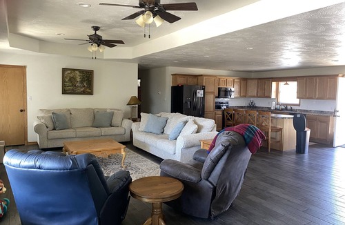 Eminence House | Scenic Riverways Retreat + Bunkhouse – Perfect for Families & Groups