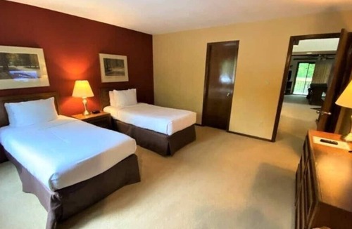 Sapphire Resort | Scenic Views! Minutes From Panthertown Valley Trail, 3 Pools, Free Parking
