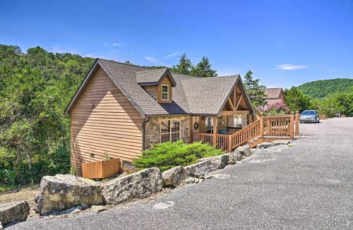 Branson West Cottage | Screened Deck: Cozy Branson West Cabin!