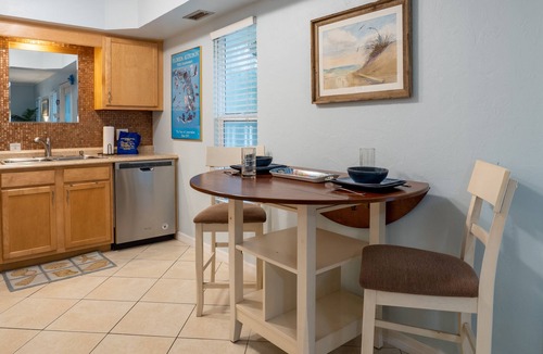 Holmes Beach Condo | Sea Pirate 3 Attractive 2/1 Condo With Pool Just Steps To Beach