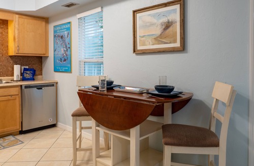 Holmes Beach Condo | Sea Pirate 3 Attractive 2/1 Condo With Pool Just Steps To Beach