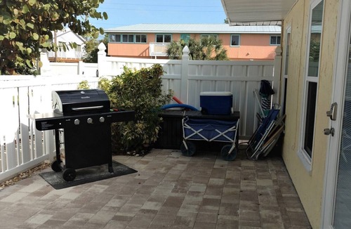 Holmes Beach Condo | Sea Pirate Cottage By The Sea on Anna Maria Island, Smart TV in every room.
