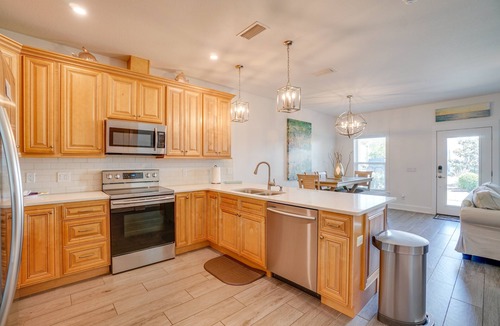 El Centro Beach House | Seabreeze -Walk to beach! Pet friendly!