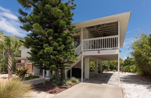 Marineland Acres Cottage | "Seagrape Cottage" Steps to the Beach