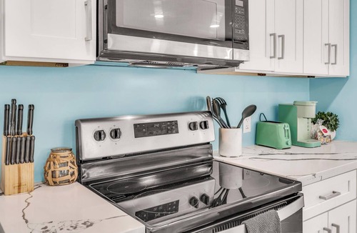 Sanibel Apartment | Seahorse Suites #5. Steps to Beach, Cafés , Shops!