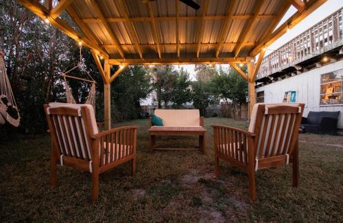Jacksonville Beach Apartment | Seas the Day - 4 blocks to the beach, restaurant, and bar district - great deck and outdoor space!