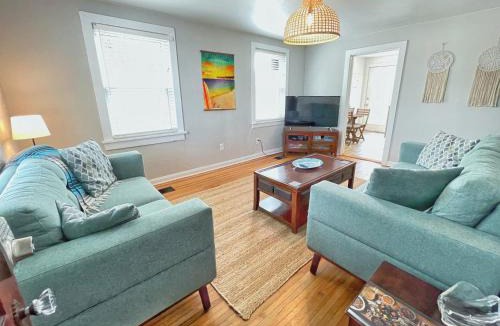 Jacksonville Beach Apartment | Seas the Day - 4 blocks to the beach, restaurant, and bar district - great deck and outdoor space!