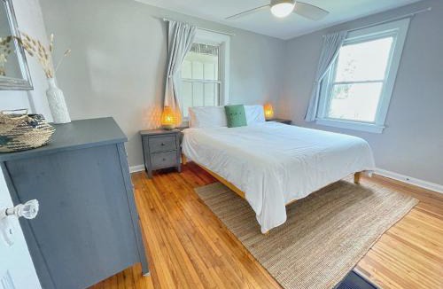 Jacksonville Beach Apartment | Seas the Day - 4 blocks to the beach, restaurant, and bar district - great deck and outdoor space!