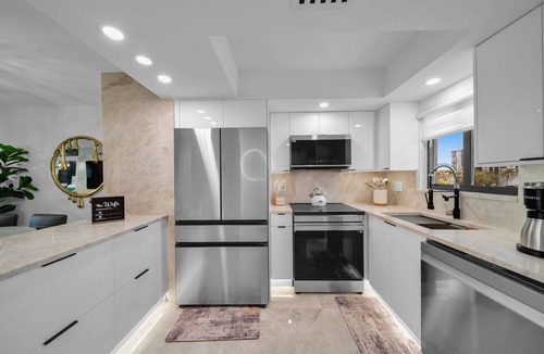Mid Island Condo | SEASIDE 302. Solmate is a luxurious BEACHFRONT 2BR/2BA Condo in FMB