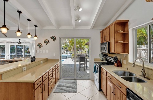 Riverland Village House | Seaside Retreat. Heated Pool/BBQ. Tiki Bar
