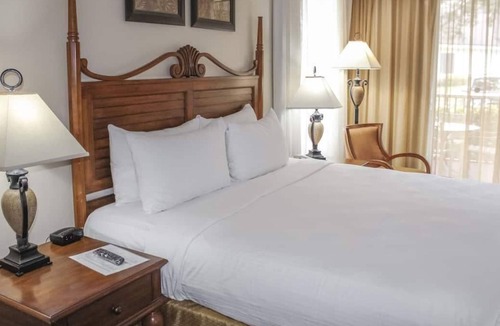 Florida Central Atlantic Coast Resort | SeaWorld Orlando, 4 Spacious Units, 2 Outdoor Pools, and One Children’s Pool
