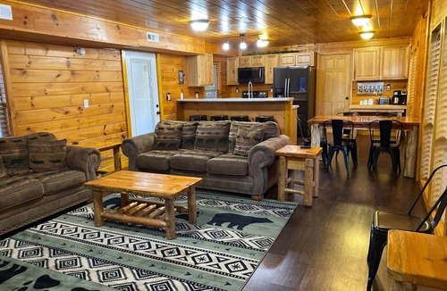 Sevierville House | Secluded 1 bd 2 bath cabin with Great View