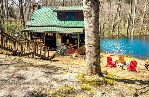 Turtletown Cabin | Secluded 1BR Cabin with Hot Tub, Wifi and Private Koi Pond