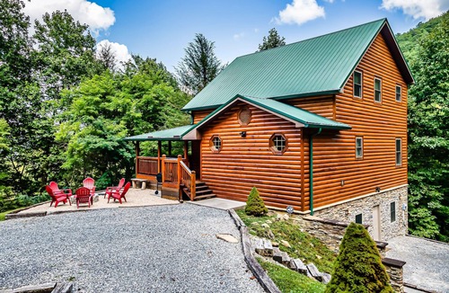 Smoky Mountains Cabin | Secluded 4 Bedroom + Loft, Hot Tub, Fire Pit & Game Rooms!