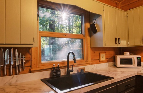Cherry Log Cabin | Secluded 4WD Getaway with Mountain Views and Hot Tub