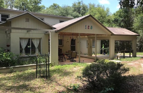 Putnam Hall House | Secluded Artistic Lake House in the North Florida Pine Forest