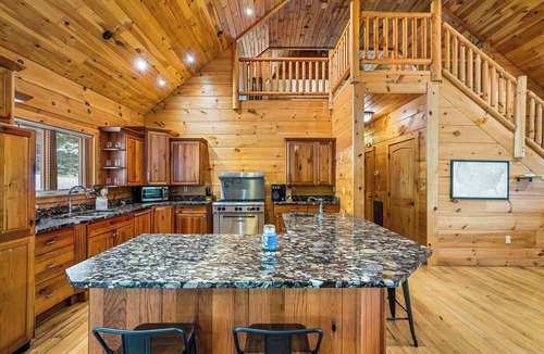 Black Mountain Apartment | Secluded Cabin|5600 sq ft|Hottub|Theatre|2 Mi DT