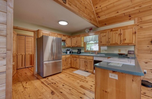 Hiawassee Cabin | Secluded cabin, hot tub, layered mountain view, gameroom, Hiawassee, GA!